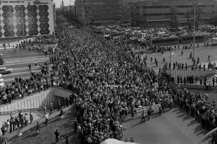 Marsz głodowy kobiet przy ulicy Piotrkowskiej. Łódź, 1981-07-30. Fot. PAP/CAF/A. Zbraniecki