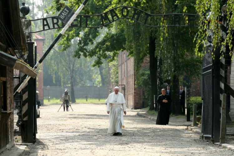 Papież Franciszek opuszcza były niemiecki, nazistowski obóz zagłady Auschwitz I. Fot. PAP/P. Supernak 