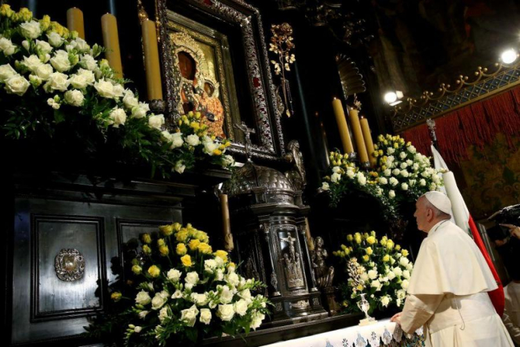 Papież Franciszek podczas modlitwy w Kaplicy Cudownego Obrazu na Jasnej Górze. 28.07.2016. Fot. PAP/L. Szymański
