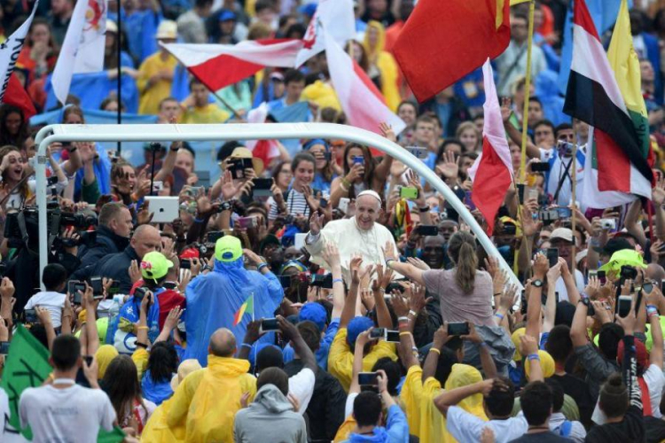 Pielgrzymi witają papieża Franciszka na krakowskich Błoniach. 28.07.2016. Fot. PAP/J. Turczyk 