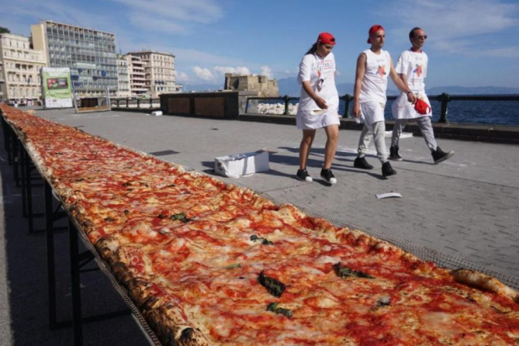 Ogromna pizza neapolitańska. Fot. PAP/EPA