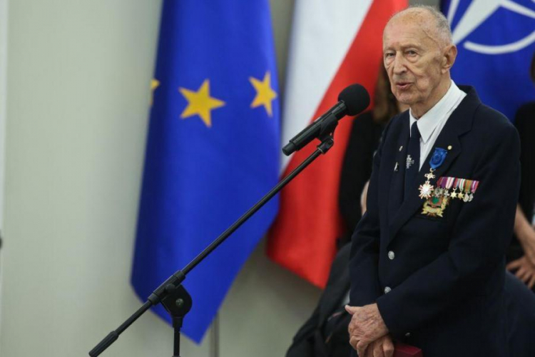 Ppłk Zdzisław Bernard Skarbek odznaczony Krzyżem Oficerskim Orderu Zasługi Rzeczypospolitej Polskiej. Fot. PAP/R. Guz 