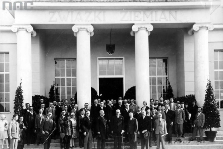 Prezydent RP Ignacy Mościcki przed gmachem Związku Ziemian. 1929 r. Fot. NAC