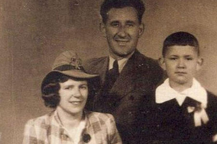 Rodzina Bartnikowskich. Stanisław zginął w powstaniu, jego żona Helena i syn Bogdan trafili do Auschwitz. Źródło: APMA-B