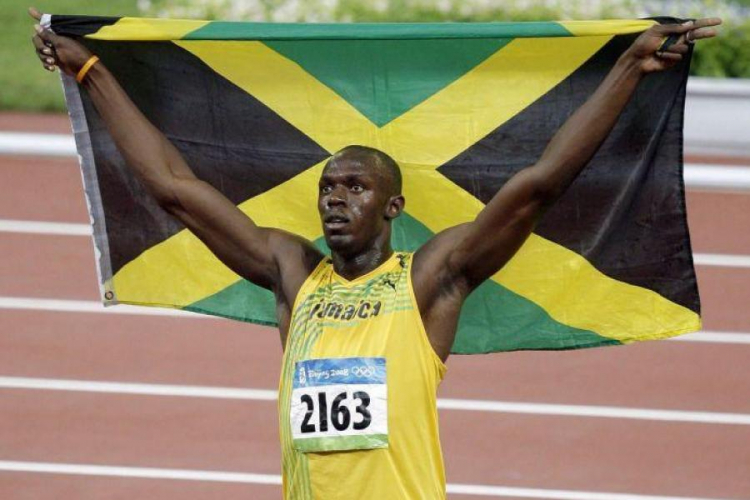 Usain Bolt fetuje ustanowienie rekordu świata w biegu na 100 m i zdobycie złotego medalu. IO Pekin 2008. Fot. PAP/EPA
