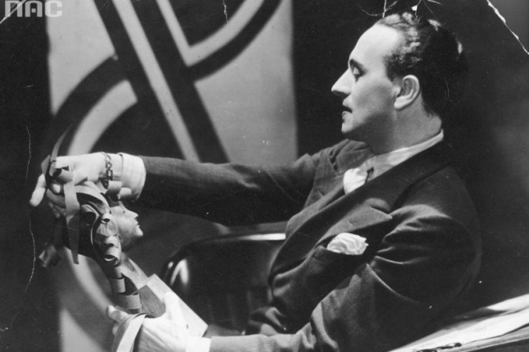 Mistrz fryzjerski Antoni Cierplikowski w swojej pracowni w Paryżu tworzy fryzurę dla jednej z gwiazd. 1933 r. Fot. NAC