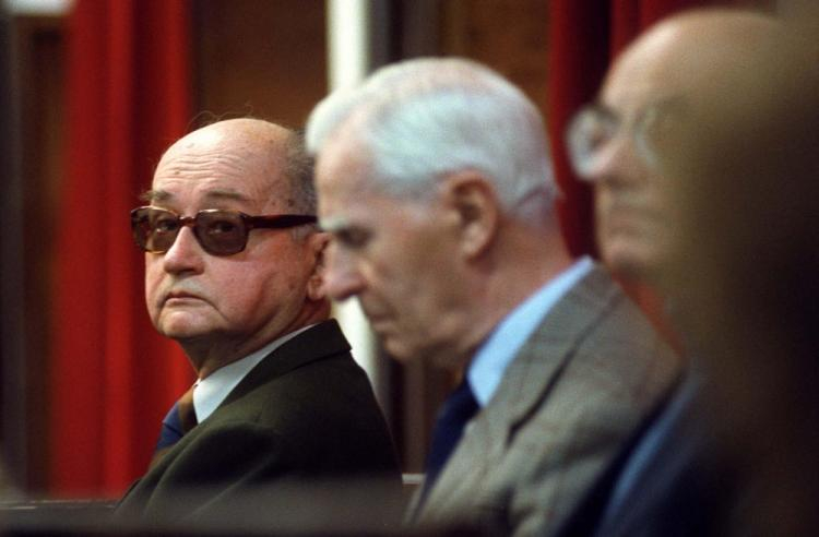 Gen. Wojciech Jaruzelski, Tadeusz Tuczapski i Stanisław Kociołek przed Sądem Okręgowym w Warszawie. 9.11.2001. Fot. PAP/T. Gzell