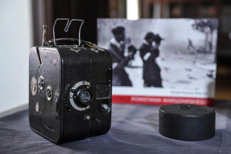 Jedna z dwóch kamer przekazanych Muzeum Powstania Warszawskiego. Fot. PAP/M. Obara