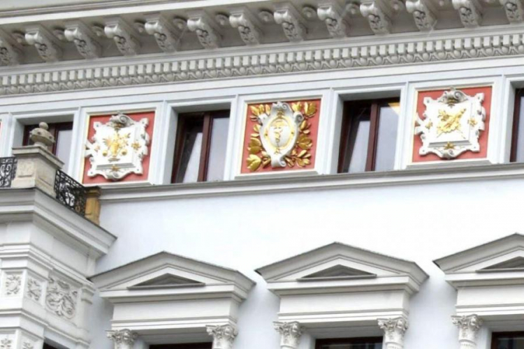 Fragment fasady dawnego pałacu Juliusza Heinzla, w którym obecnie mieści się m.in. magistrat. Fot. PAP/G. Michałowski
