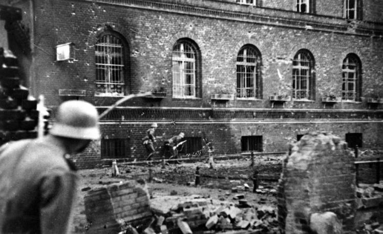 Niemcy atakują gmach Poczty Polskiej w Gdańsku. 1.09.1939. Źródło: PAP 