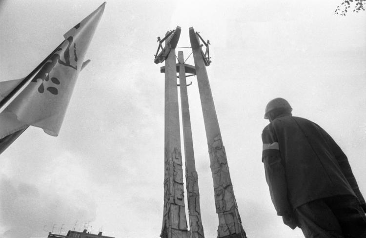Stoczniowiec przed Pomnikiem Poległych Stoczniowców. amw PAP/CAF/S. Kraszewski