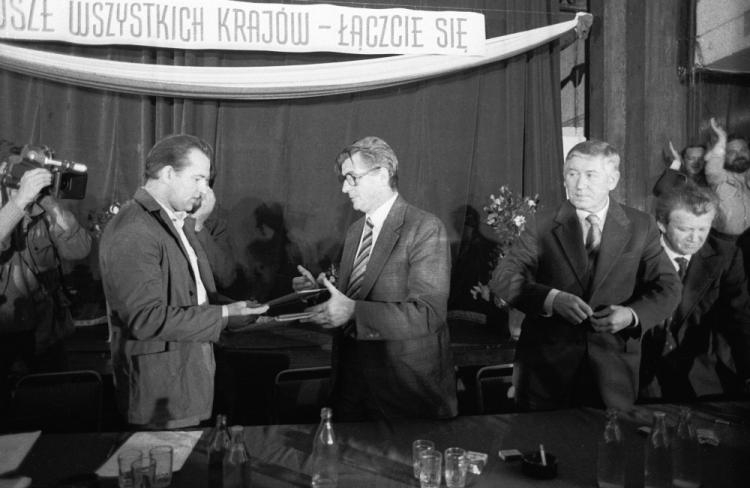 Podpisanie porozumienia pomiędzy Międzyzakładowym Komitetem Strajkowym w Szczecinie i Komisją Rządową. Od lewej: Marian Jurczyk i Kazimierz Barcikowski. 30.08.1980 r. Fot. PAP/CAF/J. Undro