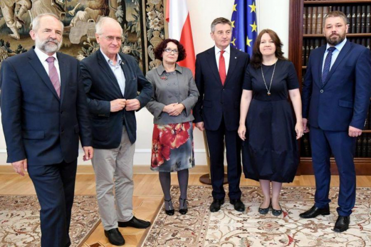 Marszałek Sejmu i członkowie RMN przed pierwszym posiedzeniem Rady Mediów Narodowych. Fot. PAP/B. Zborowski 