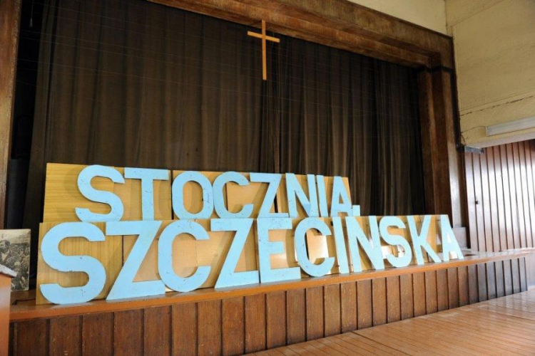 Napis w historycznej stołówce w Stoczni Szczecińskiej. Fot. PAP/M. Bielecki 