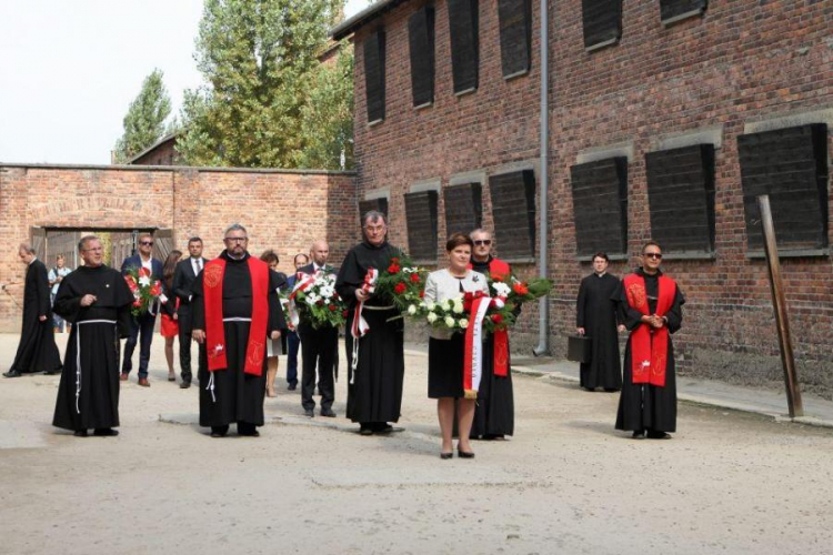 Premier Beata Szydło podczas uroczystości w b. obozie Auschwitz w 75 rocznicę śmierci św. Maksymiliana Kolbego. Fot. PAP