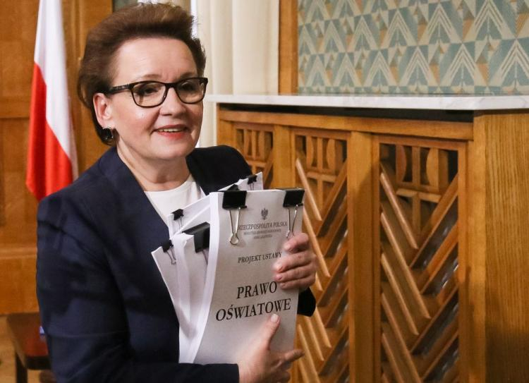 Minister edukacji Anna Zalewska prezentuje projekt ustawy "Prawo oświatowe". Fot. PAP/P. Supernak