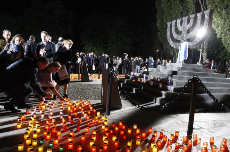 Obchody 75. rocznicy masowych niemieckich egzekucji Żydów w Babim Jarze. Fot. PAP/EPA