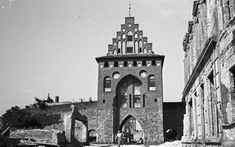 Brama Pyrzycka w Stargardzie. 1948 r. Fot. PAP/CAF