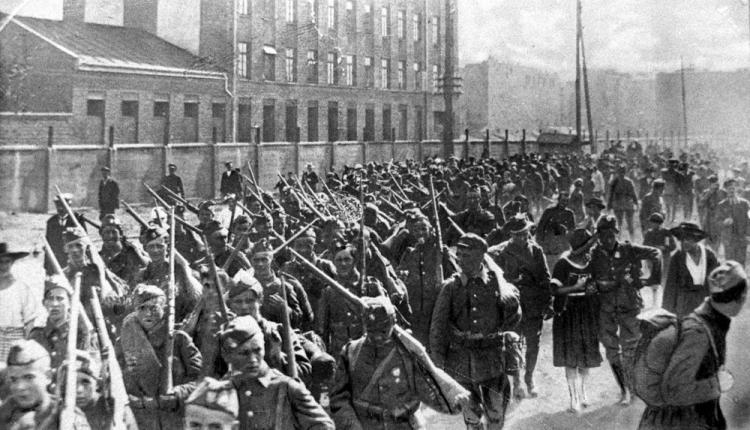 Wojna polsko-bolszewicka 1920 r.: kolumna warszawskiej młodzieży w drodze na front. Warszawa, Praga. Fot. PAP/CAF/Reproduckja