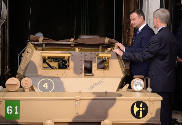 Prezydent Andrzej Duda zwiedza wystawę poświęconą pojazdowi "Dingo" podczas wizyty w siedzibie starej misji RP przy ONZ w Nowym Jorku. Fot. PAP/J. Turczyk
