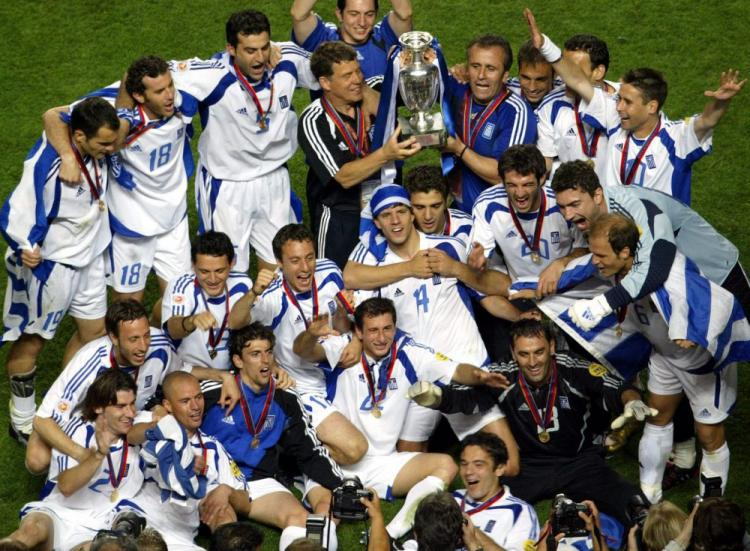 Reprezentajca Grecji z Pucharem Europy na stadionie w Lizbonie. 05.07.2004. Fot. PAP/EPA