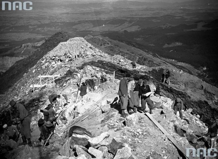 Budowa fundamentów stacji na Kasprowym Wierchu. 1935 r. Źródło: NAC