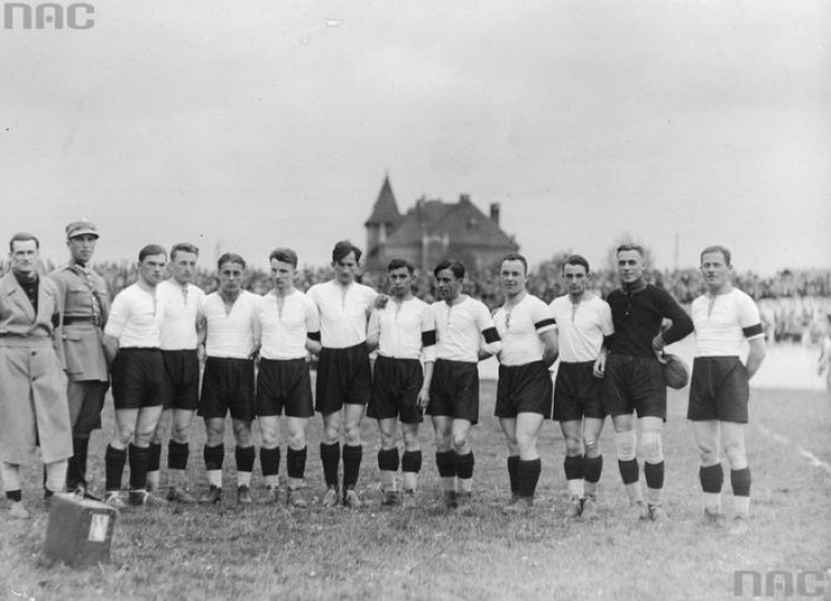 Zawodnicy Legii Warszawa przed rozpoczęciem meczu z Cracovią. Kraków, 1930.05.18. Źródło: NAC