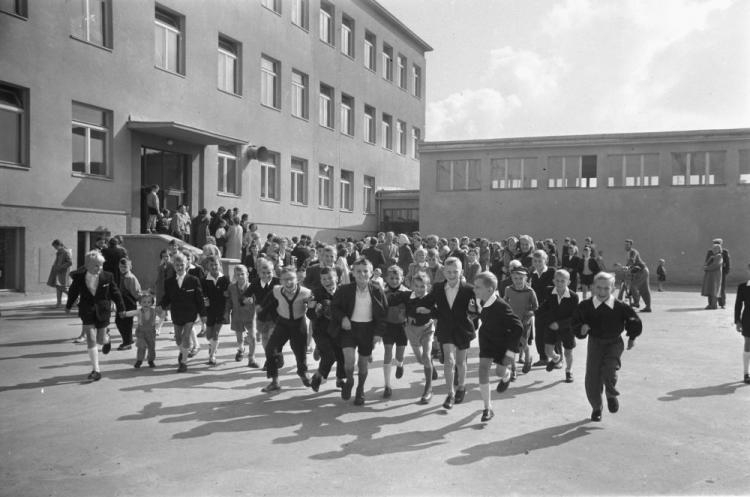 Dzieci na dziedzińcu pierwszej „Tysiąclatki”. Czeladź, 09.1959 r. Fot. PAP/CAF/K. Seko