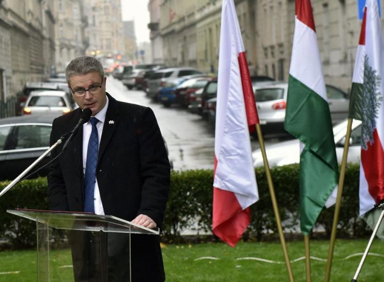 Charge d’affaires ambasady RP w Budapeszcie Michał Andrukonis podczas uroczystości odsłonięcia pomnika polskiej solidarności i pomocy dla Węgier podczas rewolucji 1956 r. Fot. PAP/EPA