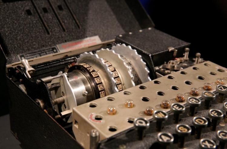 Niemiecka maszyna szyfrująca Enigma. Fot. PAP/T. Waszczuk