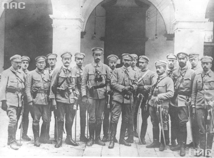 Sztab oficerów legionowych z komendantem Józefem Piłsudskim. Kielce, sierpień 1914 r. Fot. NAC