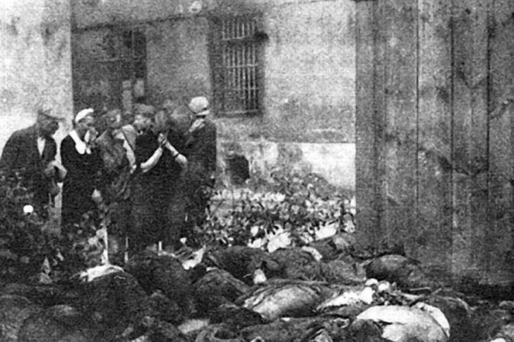 Ofiary mordów NKWD we Lwowie, więzienie przy ul. Łąckiego. Początek lipca 1941 r. Źródło: Wikimedia Commons