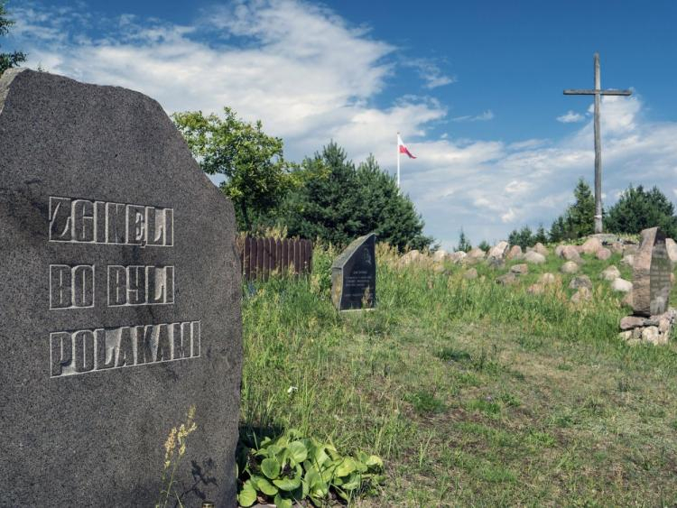 Giby - pomnik w formie głazowiska poświęcony pamięci ofiar obławy augustowskiej. Fot. PAP/J. Ochoński