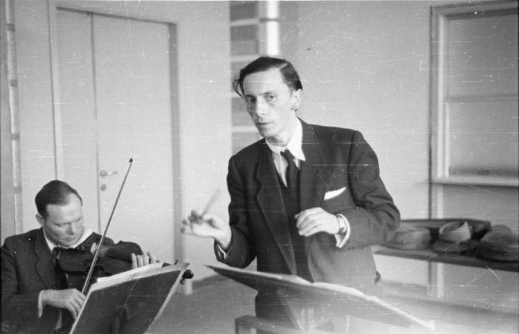 Andrzej Panufnik, kompozytor i dyrygent Filharmonii Warszawskiej. Warszawa, 1946. Fot. PAP/CAF/S. Dąbrowiecki