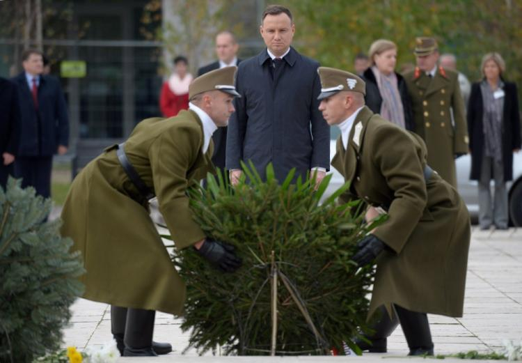 Prezydent Andrzej Duda złożył wieniec przed pomnikiem Rewolucji ’56  na cmentarzu Rakoskeresztur w Budapeszcie. Fot. PAP/J. Turczyk
