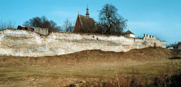 Mury obronne w Szydłowie. 2000 r. Fot. PAP/P. Polak