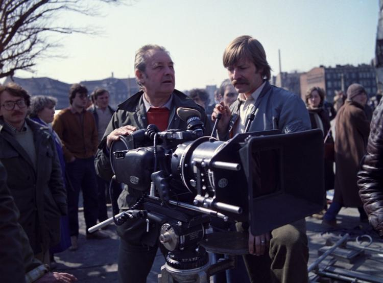 Plan filmu „Człowiek z żelaza”: reżyser Andrzej Wajda (2P), scenograf Allan Starski (L), operator kamery Janusz Kaliciński (P). Fot. PAP/PAI/M. Billewicz