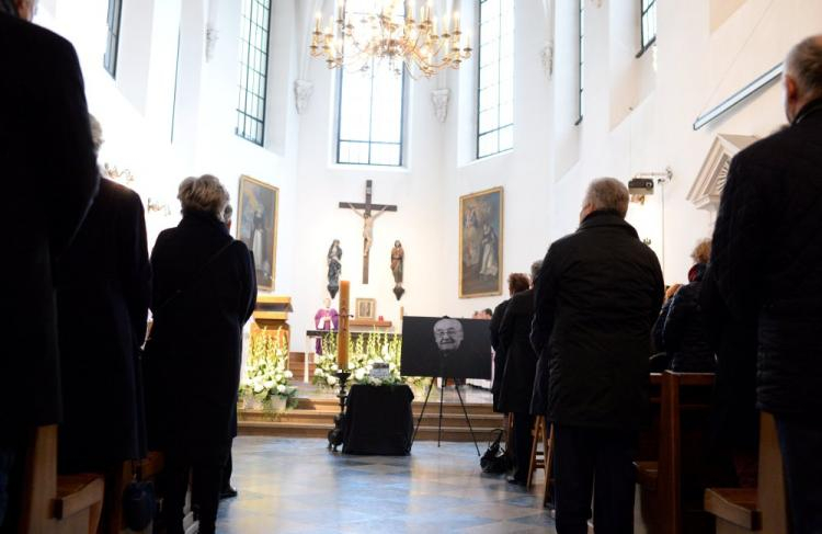 Urna z prochami Andrzeja Wajdy wystawiona w kościele św. Jacka w Warszawie przed nabożeństwem żałobnym. Fot. PAP/J. Turczyk