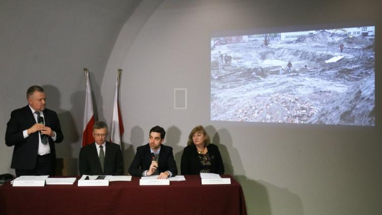 Kierownik badań archeologicznych Marzenna Kasprzycka (P), z-ca Stołecznego Konserwatora Zabytków Michał Krasucki (2P), dyr. Muzeum Wojska Polskiego Adam Buława (L), wiceszef MON Wojciech Fałkowski (2L). Fot. PAP/P. Supernak