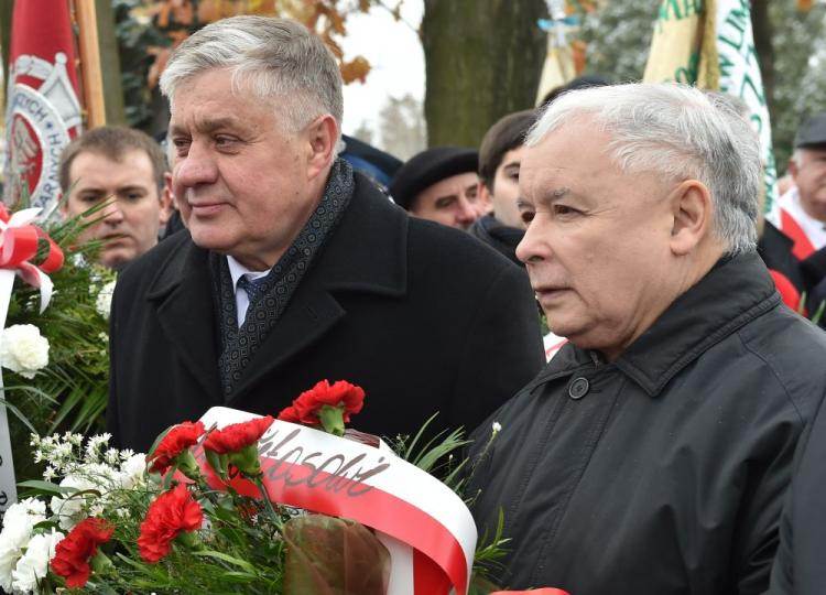 Prezes PiS Jarosław Kaczyński i minister rolnictwa Krzysztof Jurgiel (C) składają kwiaty na grobie Wincentego Witosa w Wierzchosławicach. Fot. PAP/J. Bednarczyk