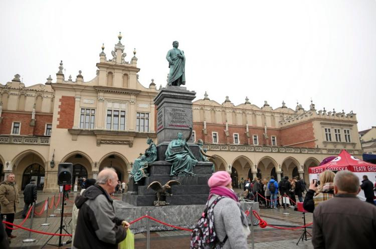 Replika pomnika Adama Mickiewicza na Rynku w Krakowie. Fot. PAP/S. Rozpędzik
