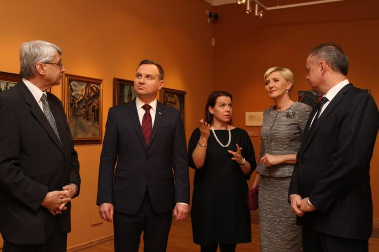 Prezydent RP Andrzej Duda (2L) z żoną Agatą Kornhauser-Dudą (2P) oraz prezydent Słowacji Andrej Kiska (P) zwiedzają wystawę „Koszycka moderna” w MCK w Krakowie. Fot. PAP/S. Rozpędzik
