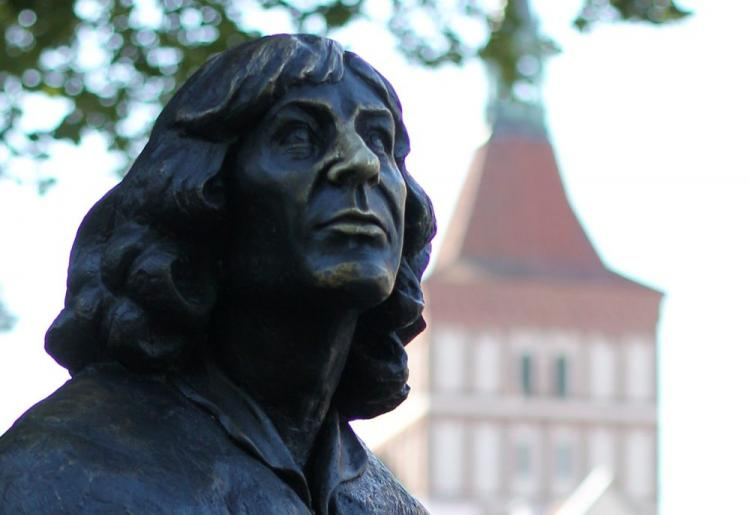  Ławeczka Kopernika, przy ul. Zamkowej w Olsztynie. Fot. PAP/T. Waszczuk 