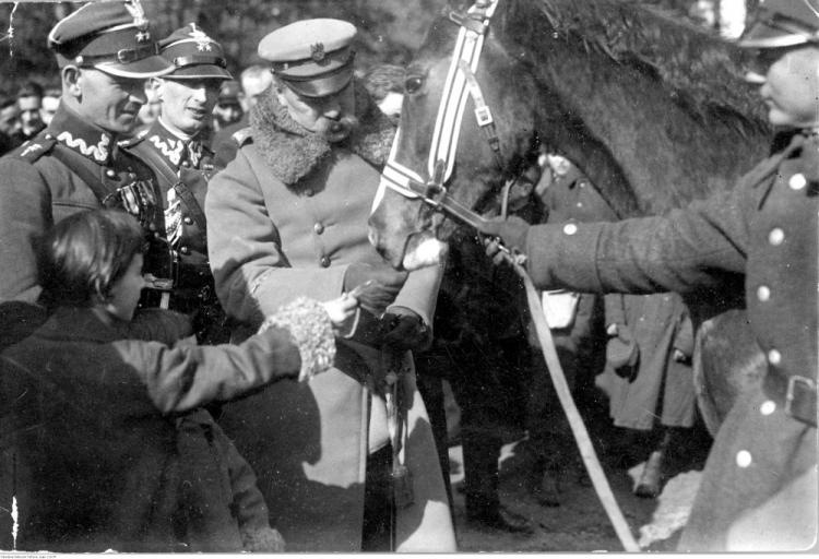 Józef Piłsudski karmi Kasztankę. 1925 r. Fot. NAC