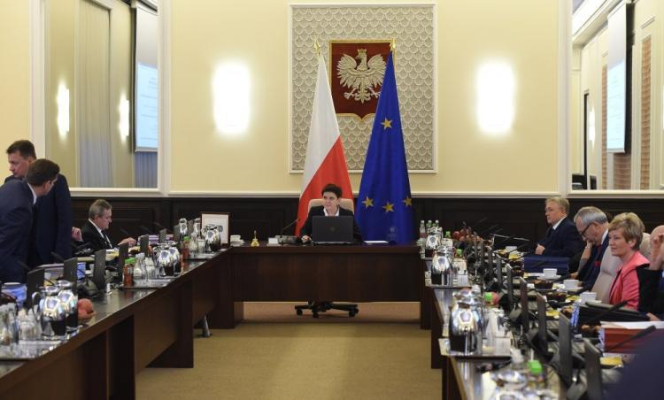 Premier Beata Szydło (C) przed posiedzeniem Rady Ministrów. Warszawa, 24.11.2016. Fot. PAP/R. Pietruszka
