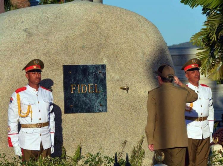 Raul Castro przed grobowcem Fidela Castro na cmentarzu w Santiago de Cuba. Fot. PAP/EPA