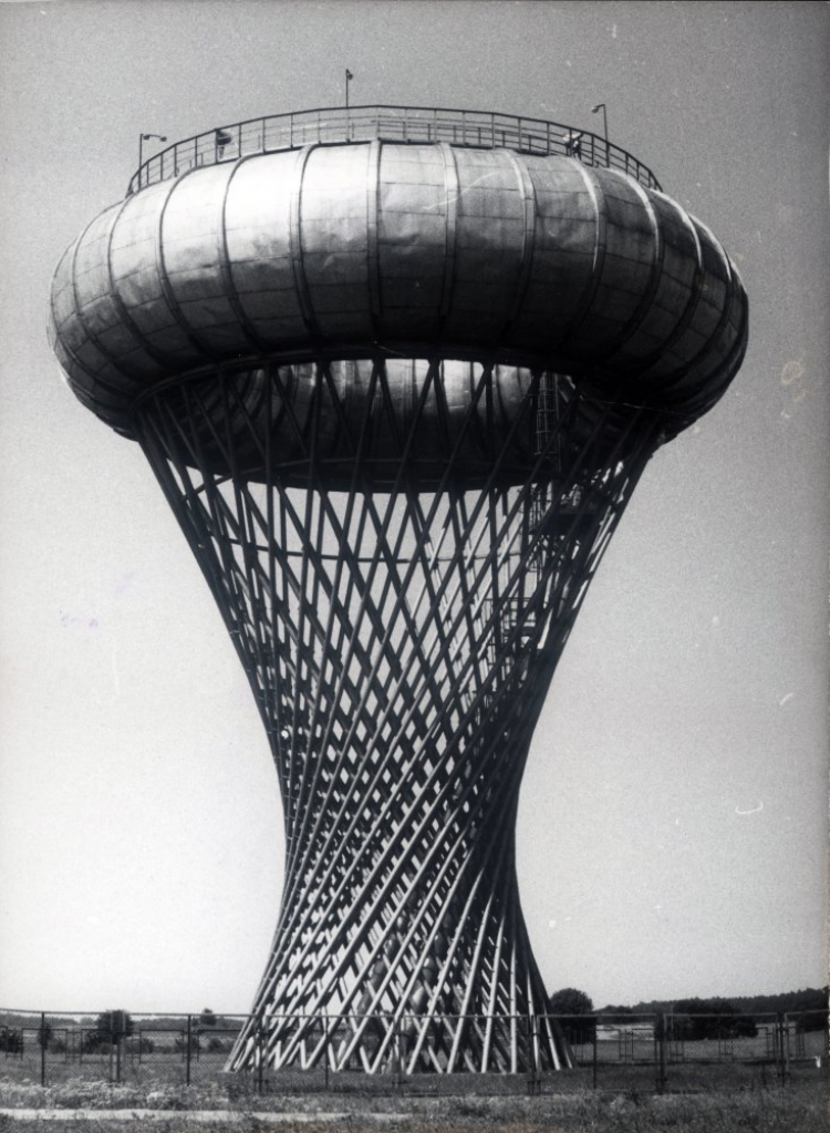 Wieża ciśnień w Ciechanowie. 1978 r. Fot. PAP/CAF/M. Szyperko