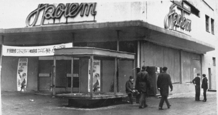 Grudzień 1970.  Wybite szyby w sklepie Feniks - Elbląg. PAP/CAF/reprod. Maciej Kosycarz 