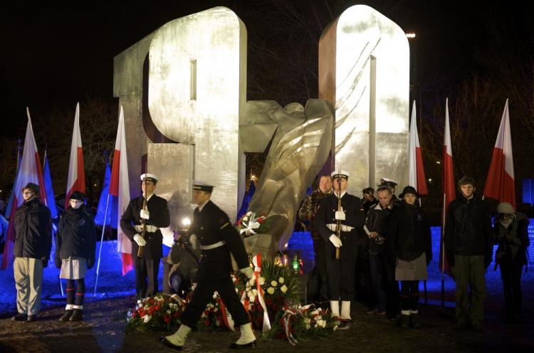 Obchody 41. rocznicy Grudnia '70 przed Pomnikiem Ofiar Grudnia 1970 w Gdyni. 2011 r. Fot. PAP/A. Warżawa