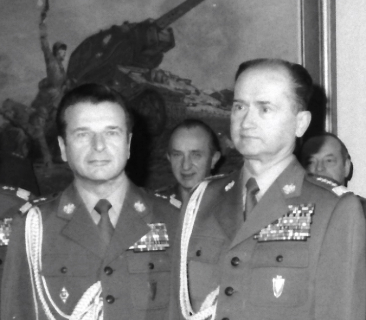 Gen. dyw. Czesław Kiszczak i gen. armii Wojciech Jaruzelski 1980 r. Fot. PAP/T. Zagoździński